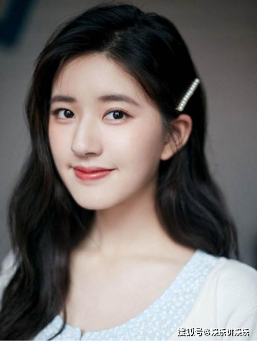 娱乐吃瓜女艺人被拉黑了,吃瓜女艺人被神秘拉黑，背后真相引人猜测”